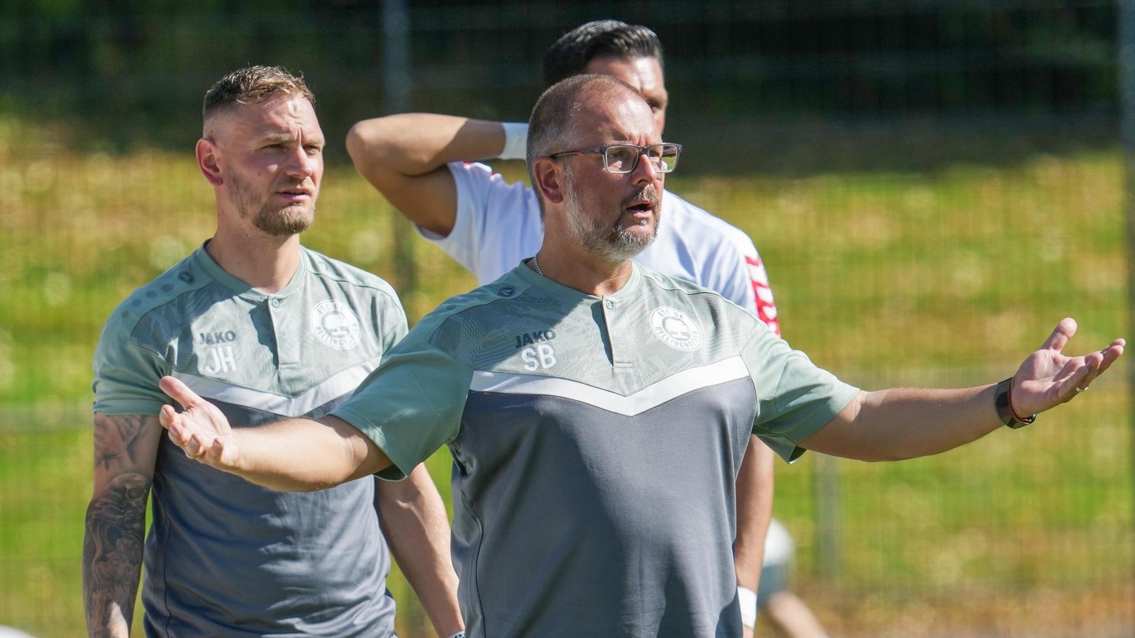 Landesliga-Niederrhein-Ein-Essener-Klub-siegt-spektakul-r-einer-l-sst-Federn