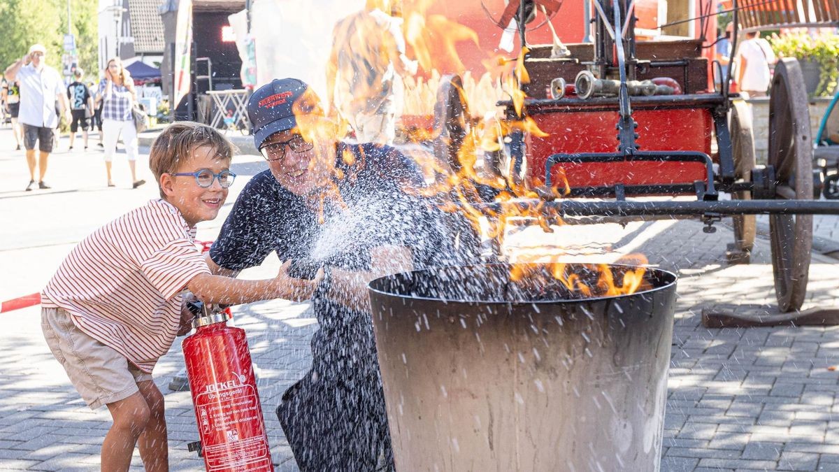 Ein Junge am Stand der Feuerwehr beim Dorffest Blickpunkt Spellen in Voerde.