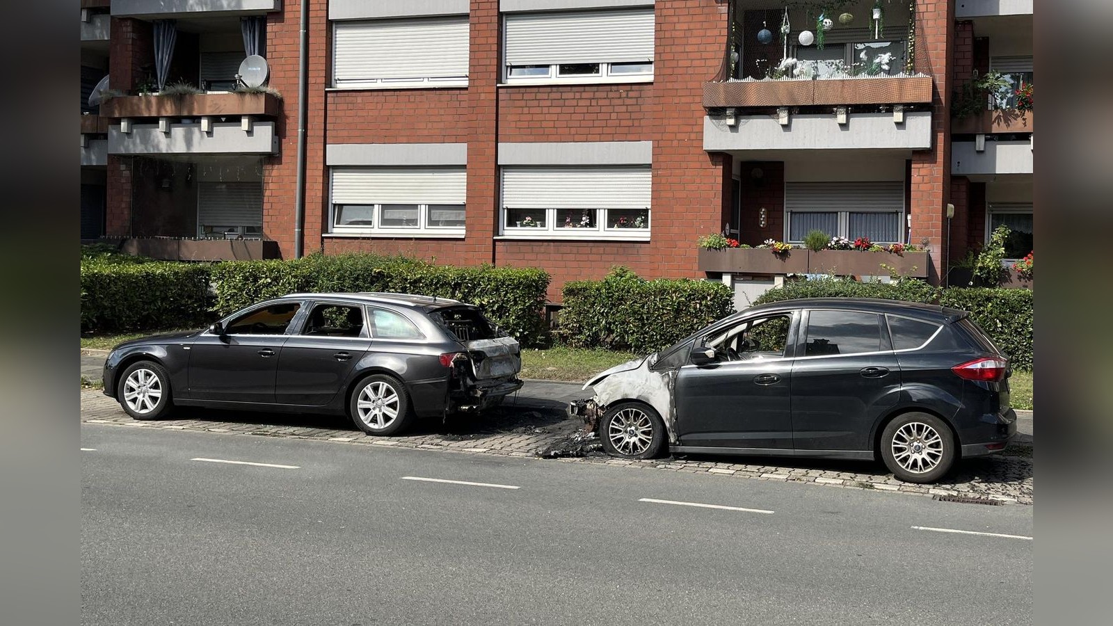 Zwei-Autos-brennen-nachts-in-Kirchhellen-Polizei-ermittelt