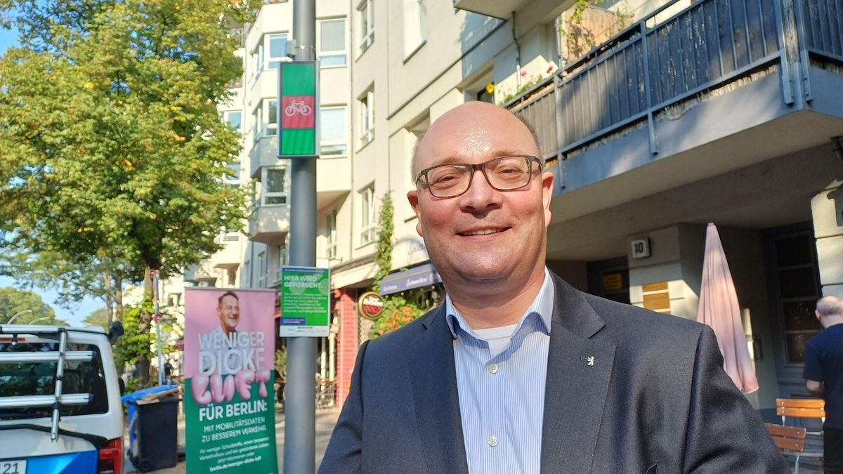 In der Kreuzbergstraße:  VeloFlow: Innovative Geschwindigkeitsanzeigen für fließenden Radverkehr.Staatssekretär Arne Herz.