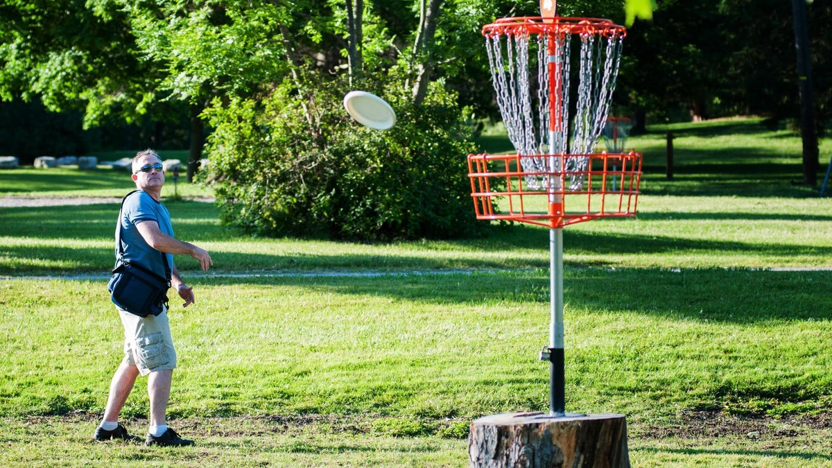 man playing disc golf