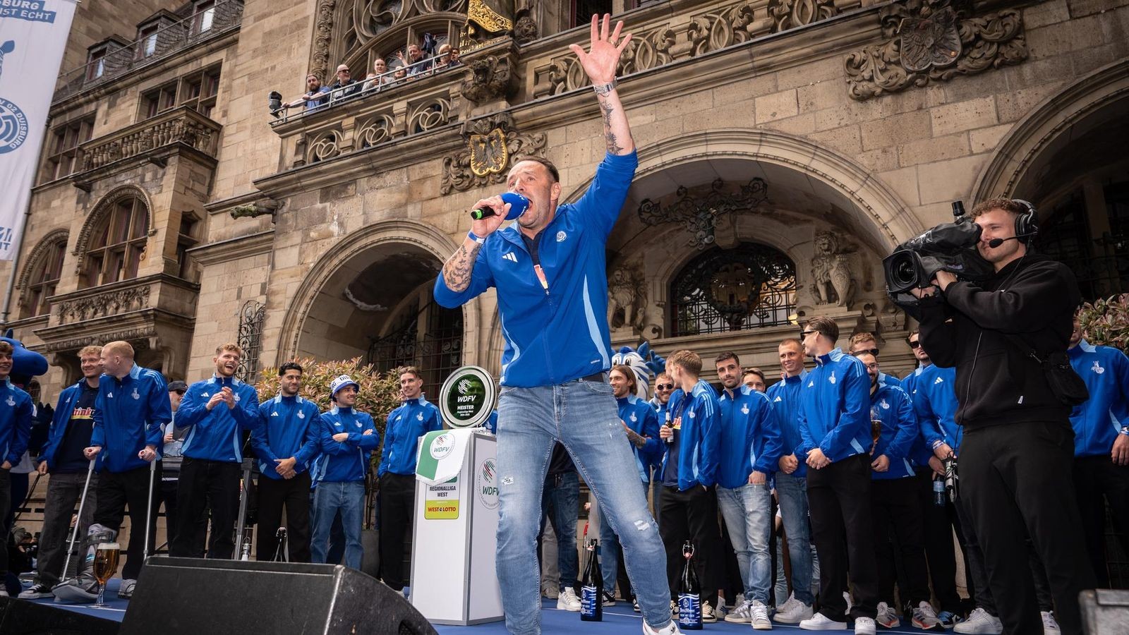 Auch-MSV-Trainer-Dietmar-Hirsch-tr-umt-vom-Aufstieg