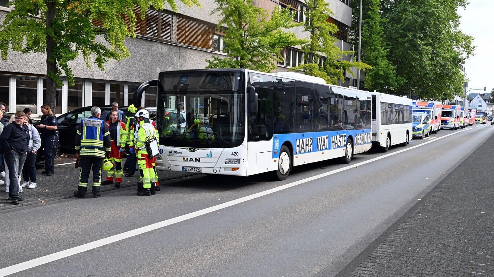 Siegen-13-Verletzte-Autofahrer-zwingt-Bus-auf-Umweltspur-zu-Vollbremsung