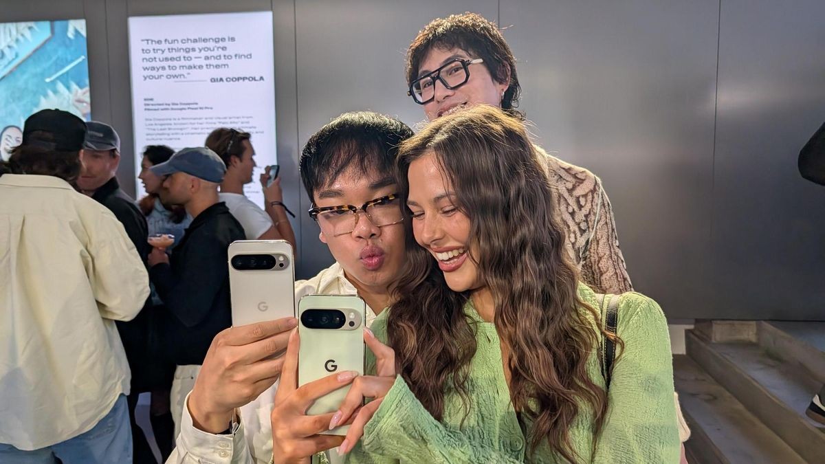 Influencer bei der Arbeit in Berlin-Mitte. Spiegel-Selfies und „Duckfaces“- gehören zum Alltag. Influencer