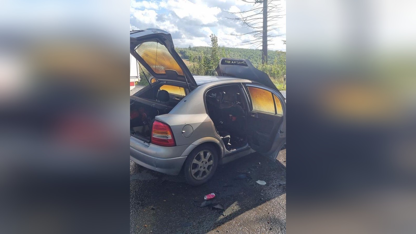 Feuerwehr-Sundern-l-scht-brennendes-Auto-auf-dem-Ochsenkopf