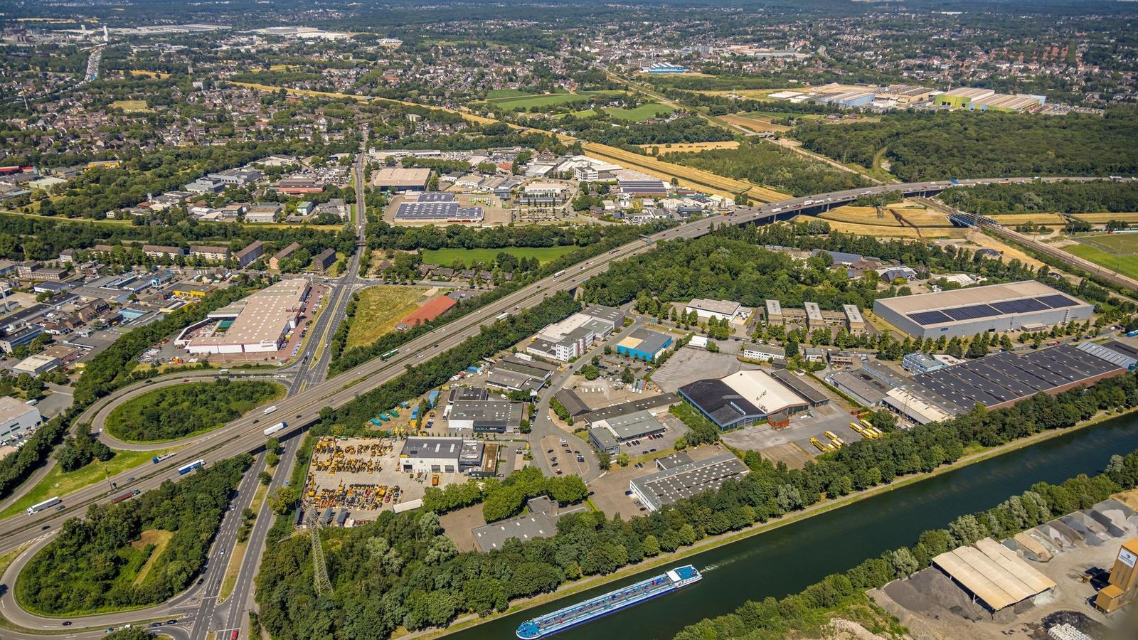 Unfall-mit-vier-Autos-Stau-an-A42-Abfahrt-Buschhausen