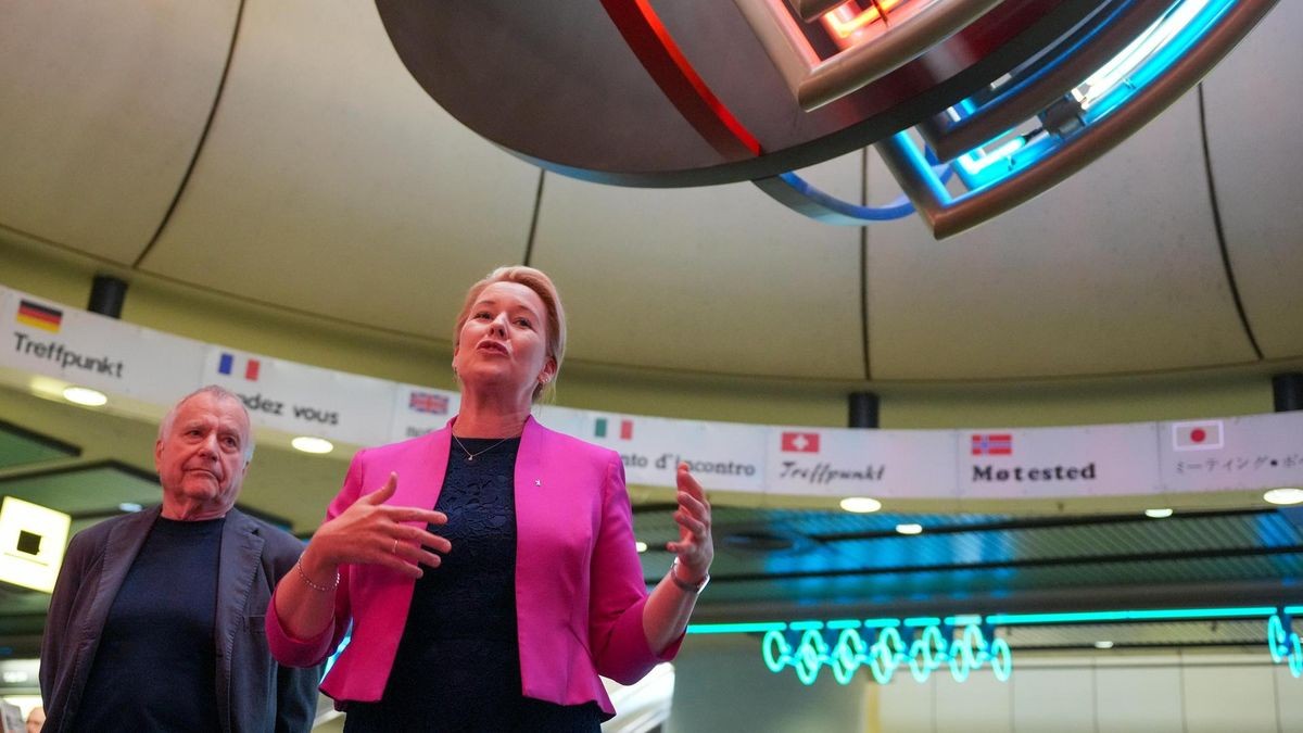 Berlins Wirtschaftssenatorin Franziska Giffey (SPD, M.) spricht während des Presserundgangs zur Veranstaltung „49h ICC“. Presse-Rundgang zur Eröffnung von «49h ICC»