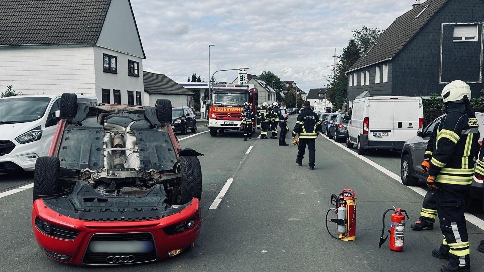 Sprockh-vel-Auto-touchiert-Anh-nger-und-landet-auf-dem-Dach