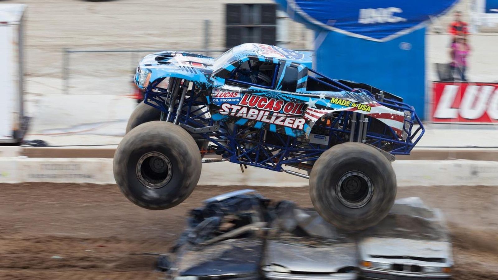 Auto-Crashs-und-Feuer-Stunts-Motorzirkus-gibt-Show-in-Herne