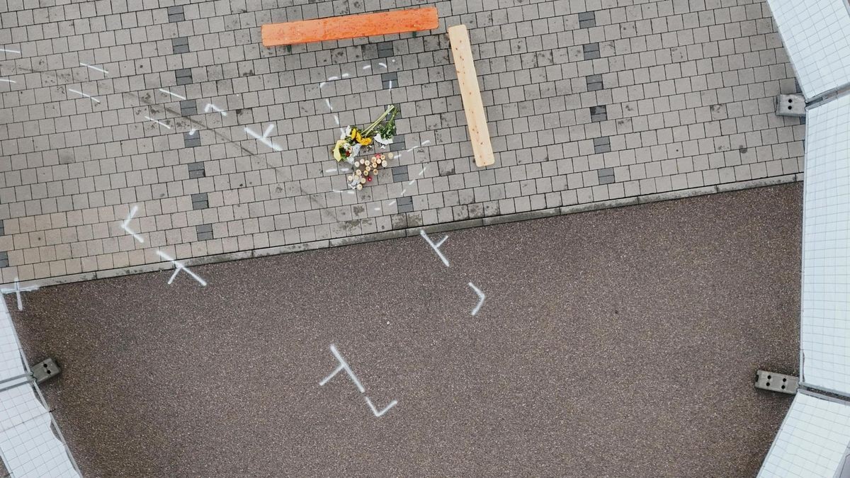 Eine Luftbildaufnahme des Tatortes. Kreidezeichnungen markieren, wo der Wagen des 18-Jährigen zum Stehen kam und wo sein 12-jähriges Opfer liegen blieb. Weiße Kreidelinien auf einem Parkplatz.
