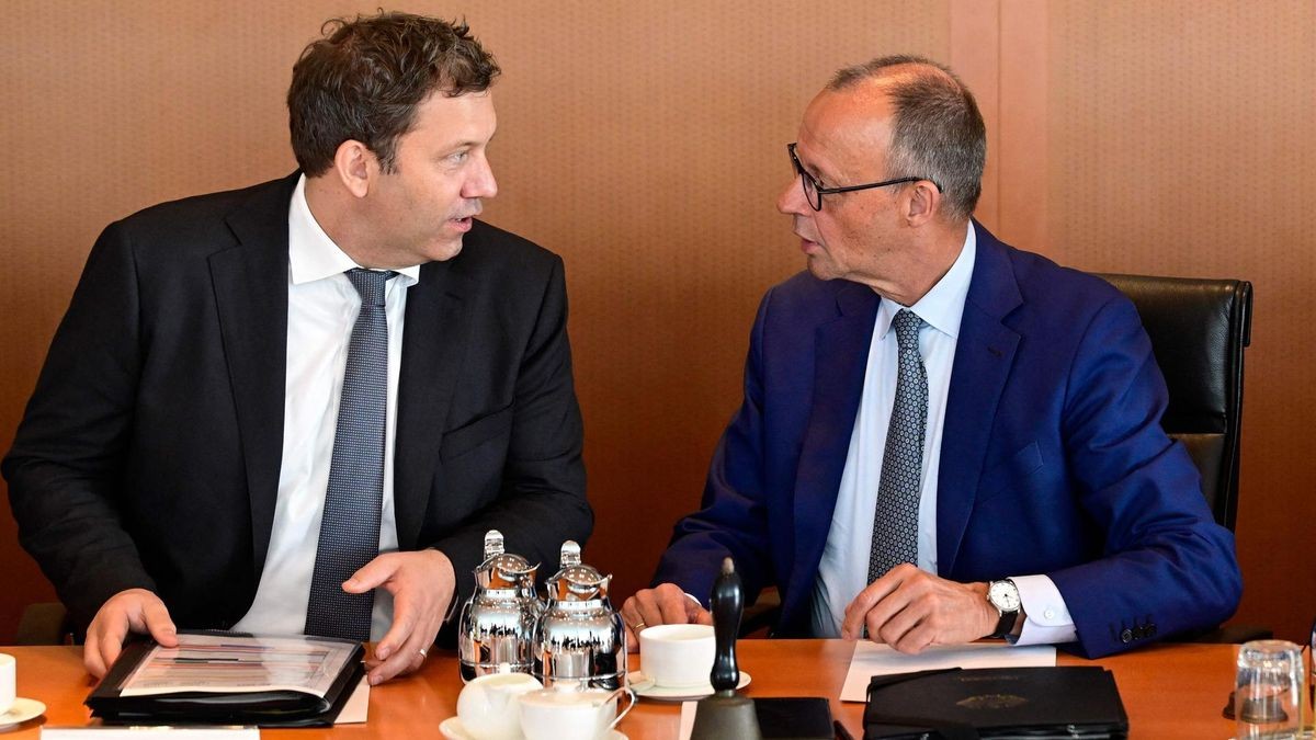 German Chancellor Friedrich Merz (R) and German Finance Minister and Vice Chancellor Lars Klingbeil (L) confer at the start of the weekly cabinet meeting at the Chancellery in Berlin on September 10, 2025. (Photo by John MACDOUGALL / AFP) Lars Klingbeil und Friedrich Merz schauen sich an.