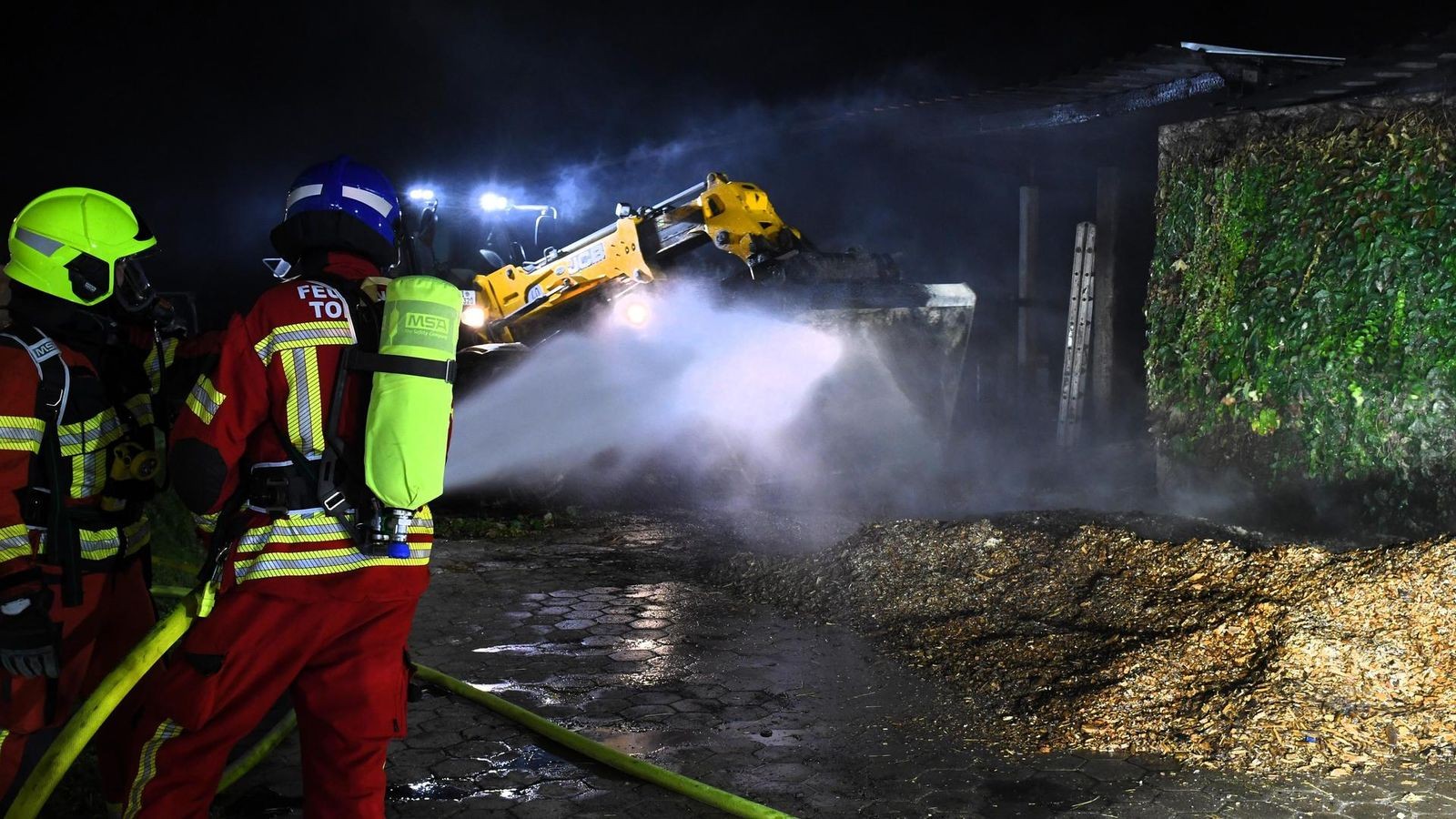 Gro-feuer-in-Einfamilienhaus-Eine-Person-wird-in-Flammen-vermisst