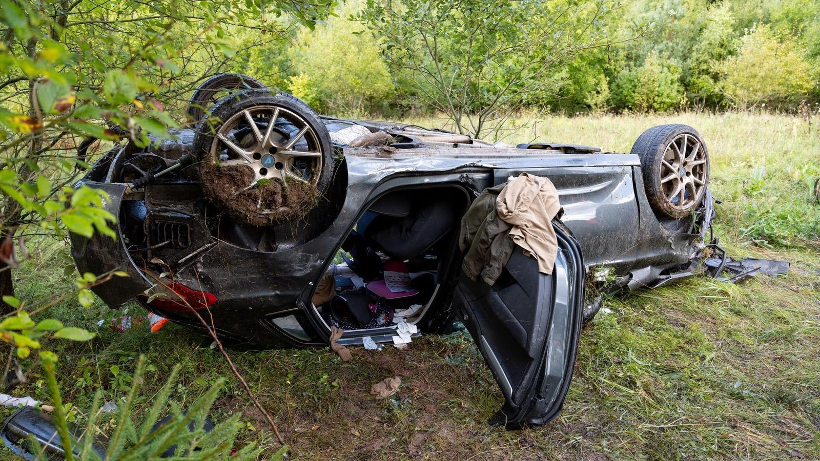 Dramatischer-Unfall-auf-A73-Auto-berschl-gt-sich-auf-regennasser-Fahrbahn