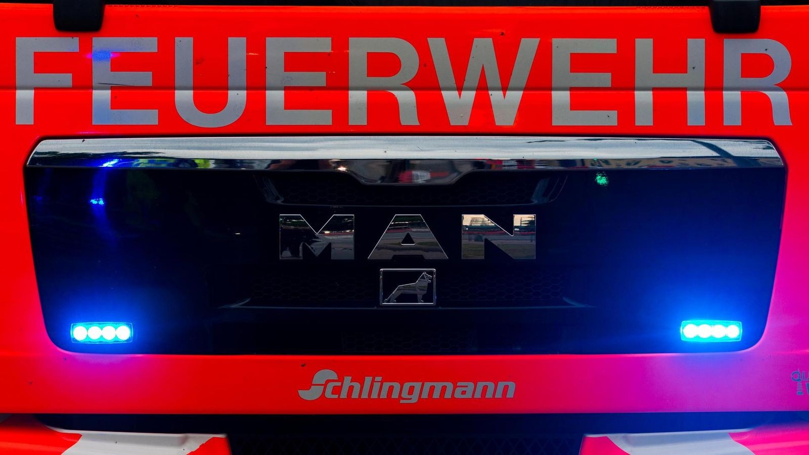 Gartencenter-in-Tegel-in-Flammen-Stra-e-zeitweise-gesperrt