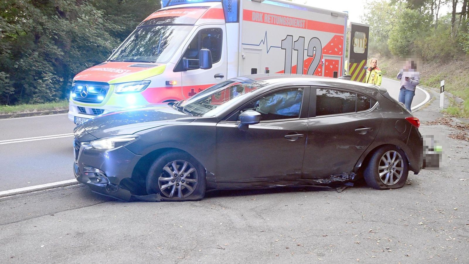 Applauskurve-Motorradfahrer-verungl-ckt-schwer-Maschine-kracht-in-Auto
