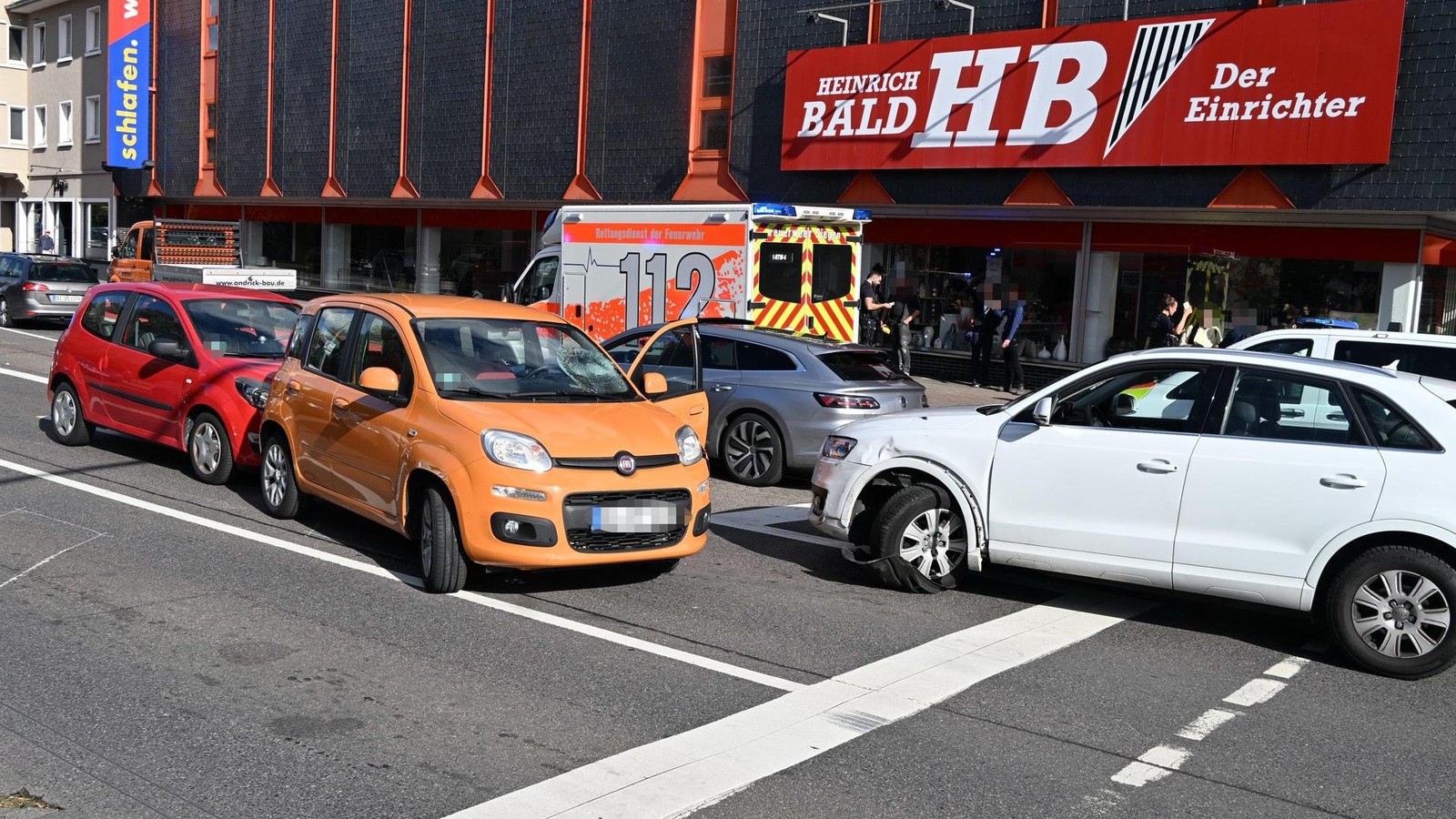 Siegen-Fu-g-nger-angefahren-drei-Autos-hin-Chaos-in-der-Stadt