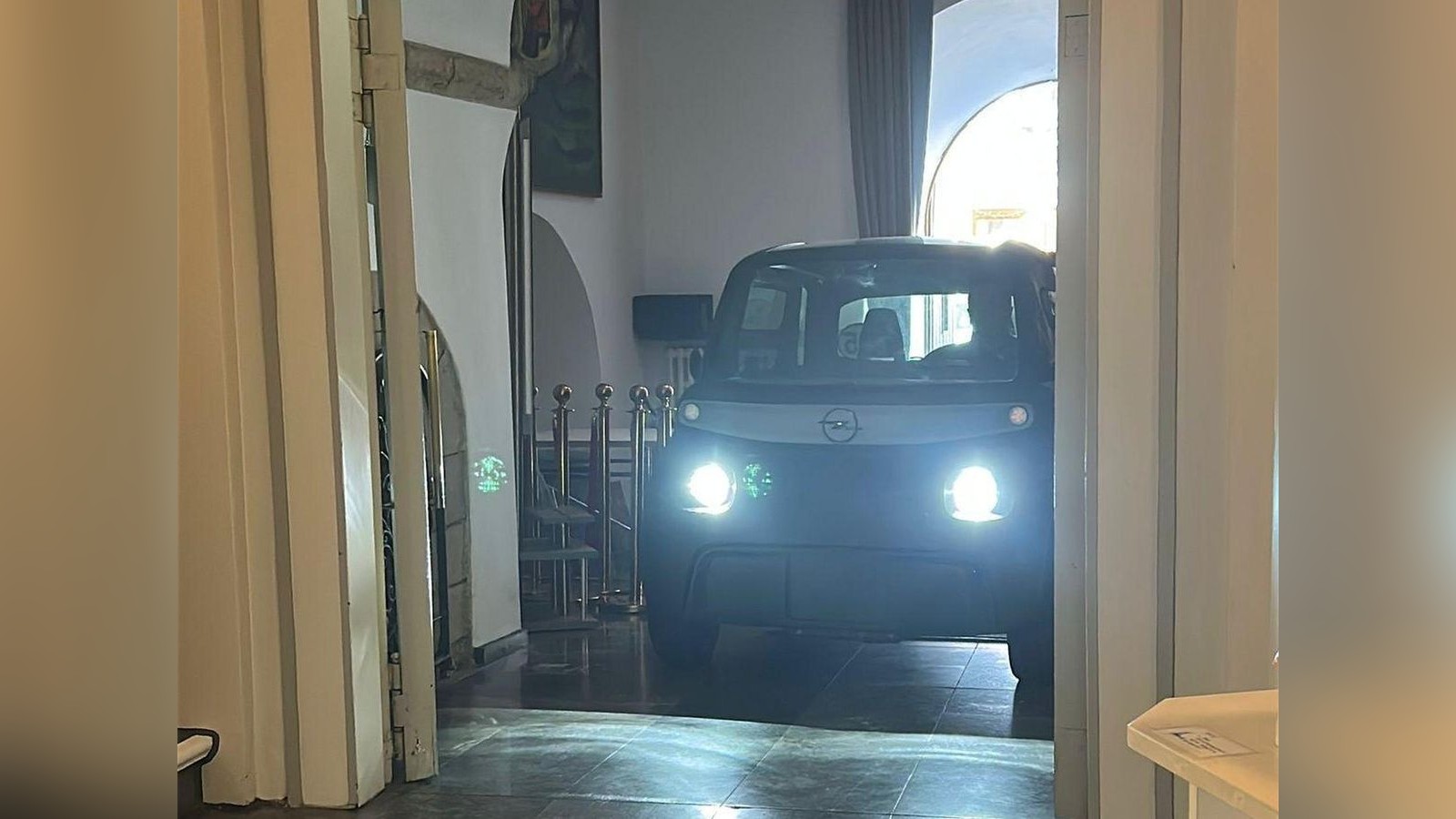 Hoppla-Mitten-im-Gottesdienst-f-hrt-ein-Auto-in-die-Kirche