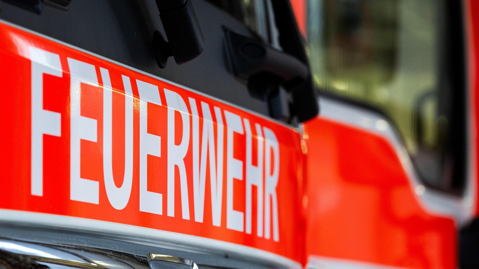 Wolfenb-ttel-Zwei-Autos-kollidieren-auf-Kreuzung-Stra-e-gesperrt