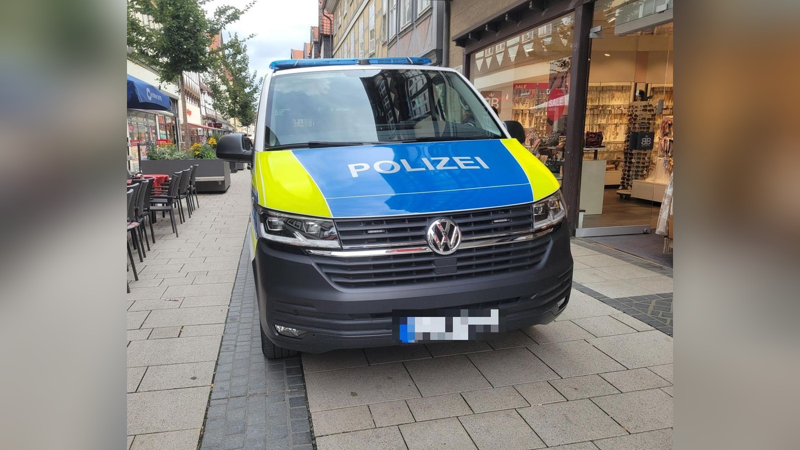 Mitten-am-Tag-Mann-zieht-in-Wolfenb-tteler-Laden-Messer
