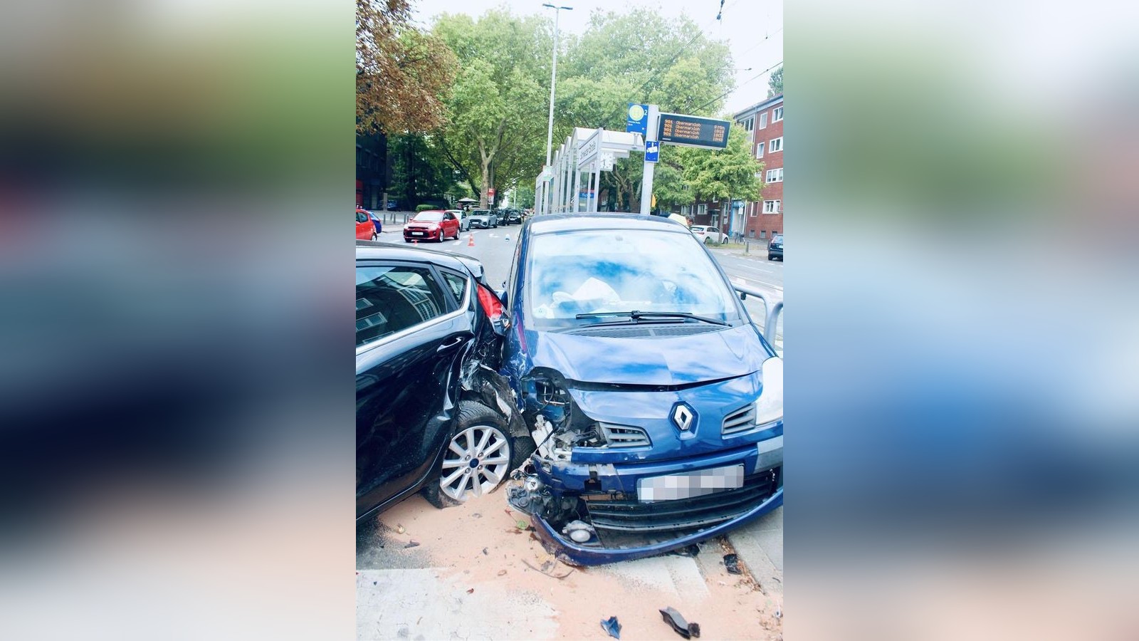 81-J-hriger-prallt-mit-Wagen-auf-wartendes-Auto-drei-Verletzte