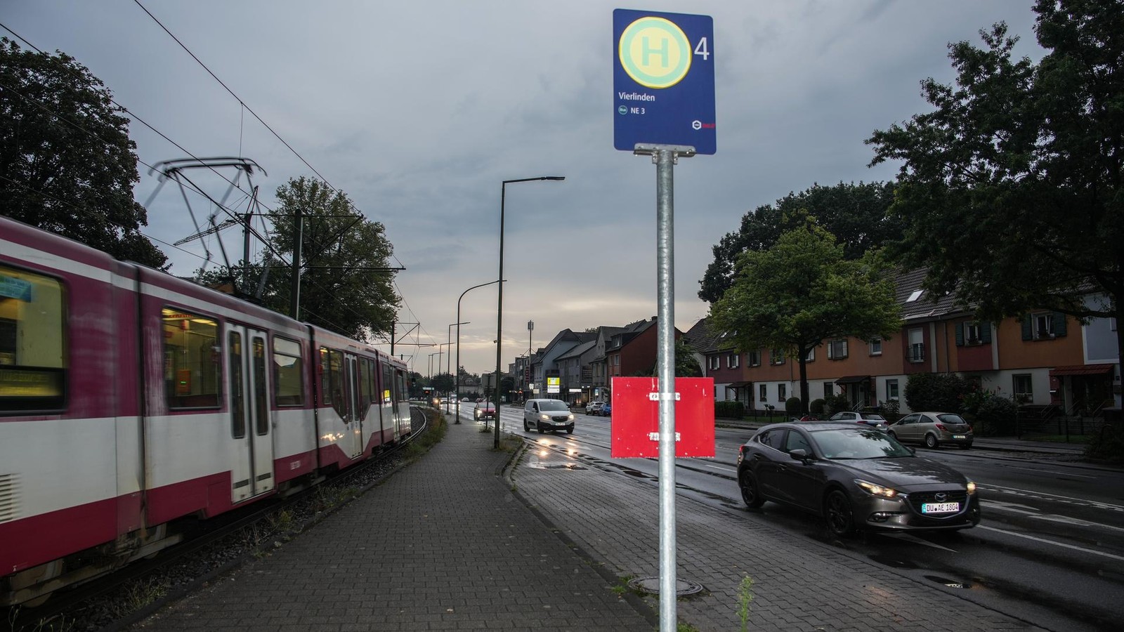 Unfallflucht-mit-verletzter-Seniorin-903-kracht-fast-in-Auto