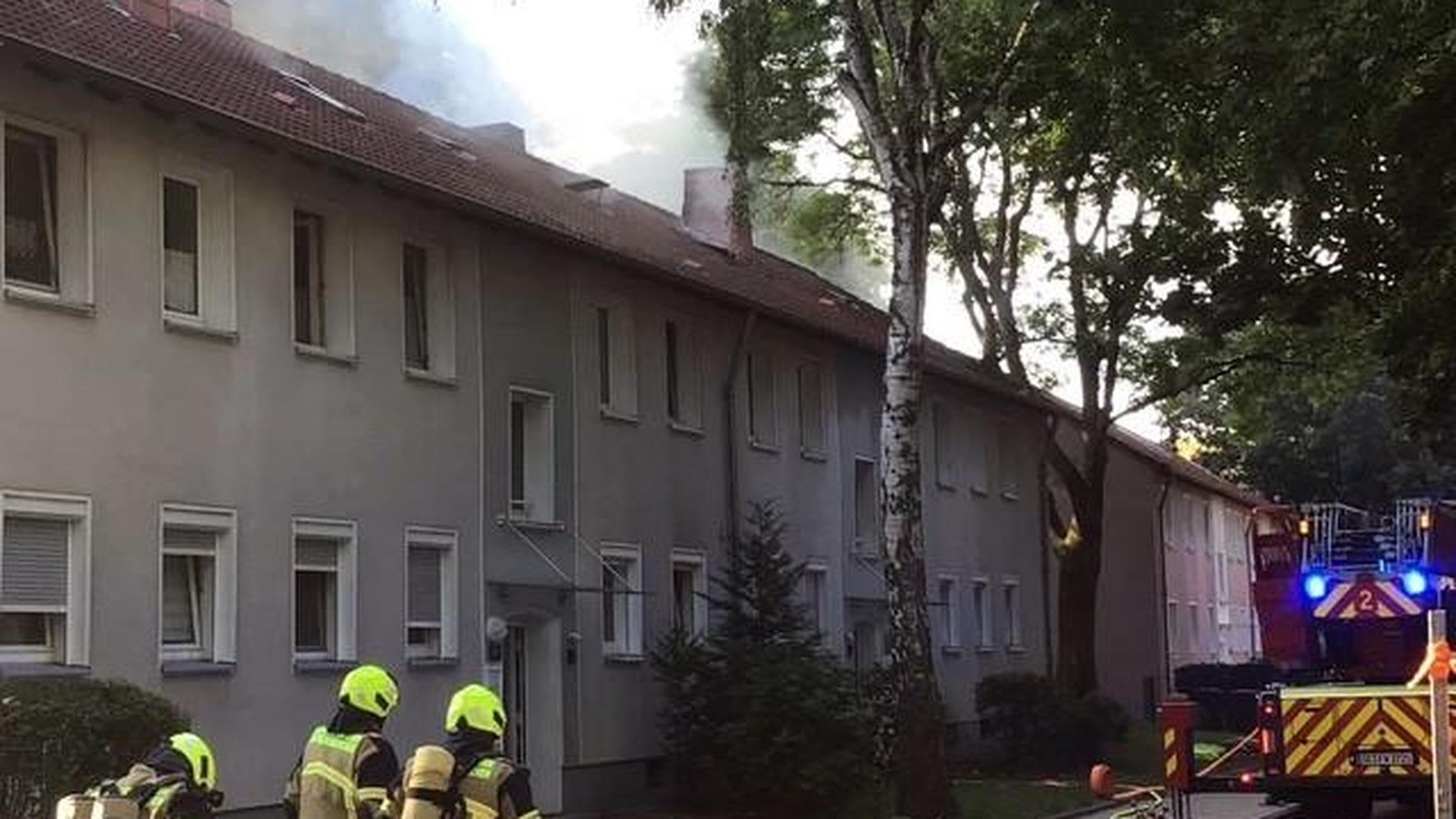 Dachstuhlbrand-in-Hassel-Feuerwehrleute-retten-Bewohnerin