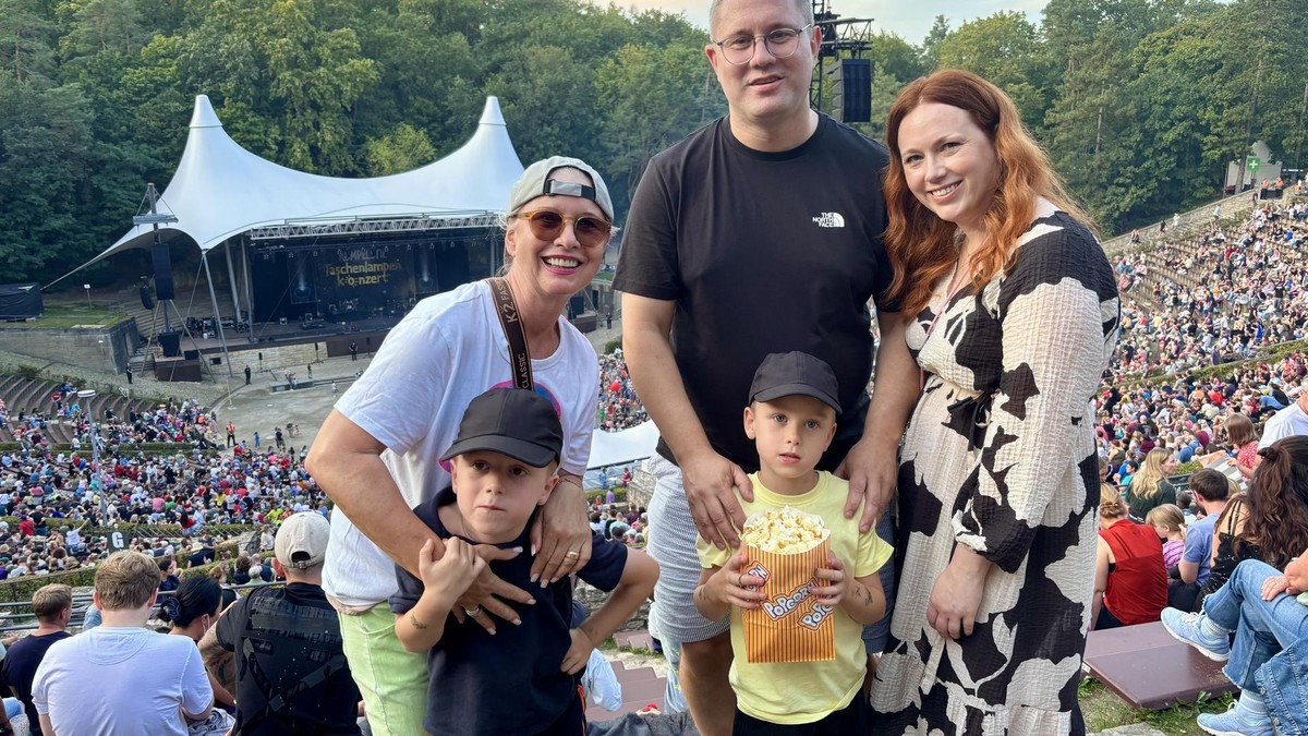 Für die beiden Jungs Anton und Theo war das Taschenlampenkonzert das erste Musikevent ihres Lebens überhaupt. Gekommen waren die fünfjährigen Zwillinge aus Berlin-Mitte mit Oma Marion (v.l.), Papa Philipp und Mama Maria. Taschenlampenkonzert Waldbühne Berlin