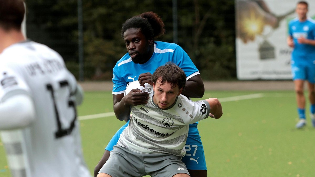 Auch Nico Petritt hatte vor drei Wochen noch Probleme, Nana Kwame Appiah zu bremsen. In Zukunft spielen beide im selben Team. Appiah ist der erste Winter-Neuzugang des VfB Bottrop. SG Schönebeck gegen VfB Bottrop