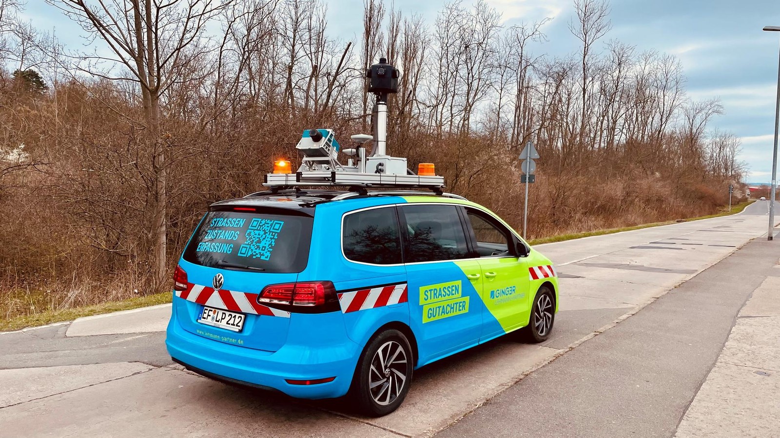Auto-mit-3D-Scanner-unterwegs-Bad-Berleburg-erfasst-Stra-en