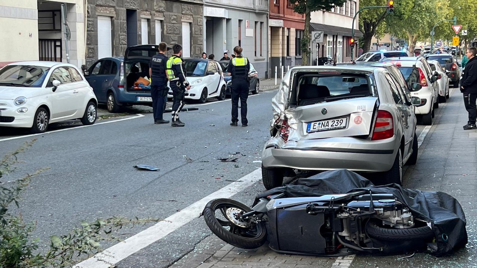Schwerer-Crash-in-Kray-Auto-kracht-in-parkende-Fahrzeuge