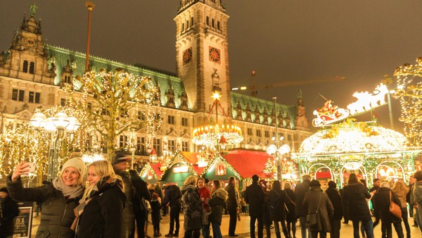 Weihnachtsmarkt am Rathaus eröffnet – Bratwurst und Co. deutlich teurer geworden