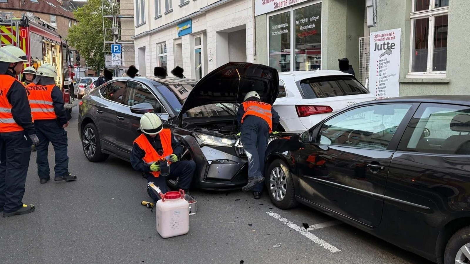 Zusammensto-in-Hattingen-Auto-schleudert-in-geparkte-Pkw
