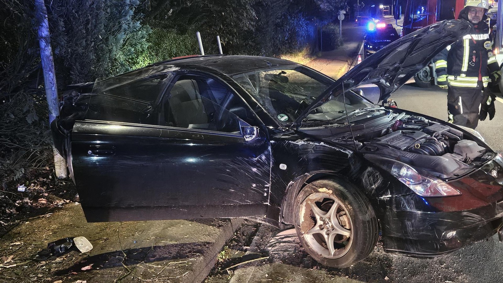 Auto-schleudert-vor-Laterne-Deller-Stra-e-lange-gesperrt