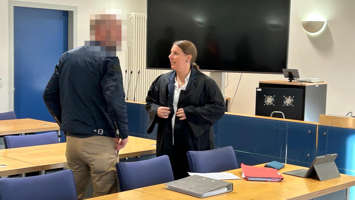 Landgericht Arnsberg: Der Angeklagte (links) mit seiner Verteidigerin Lisa Grüter. 