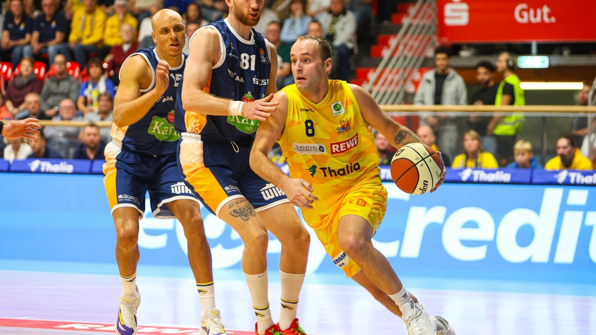 Hagens neuer Shooting Guard Devin Schmidt (r.) hinterlässt in seinem ersten Phoenix-Pflichtspiel einen überaus guten Eindruck.