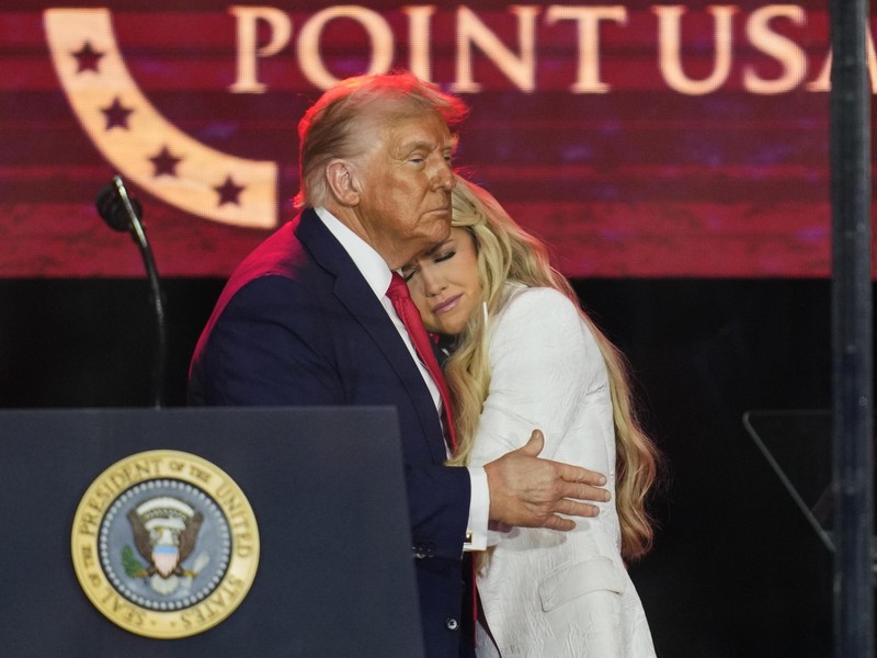 Donald Trump hilft Erika Kirk: Ist sie konservativer als ihr ermordeter  Mann?