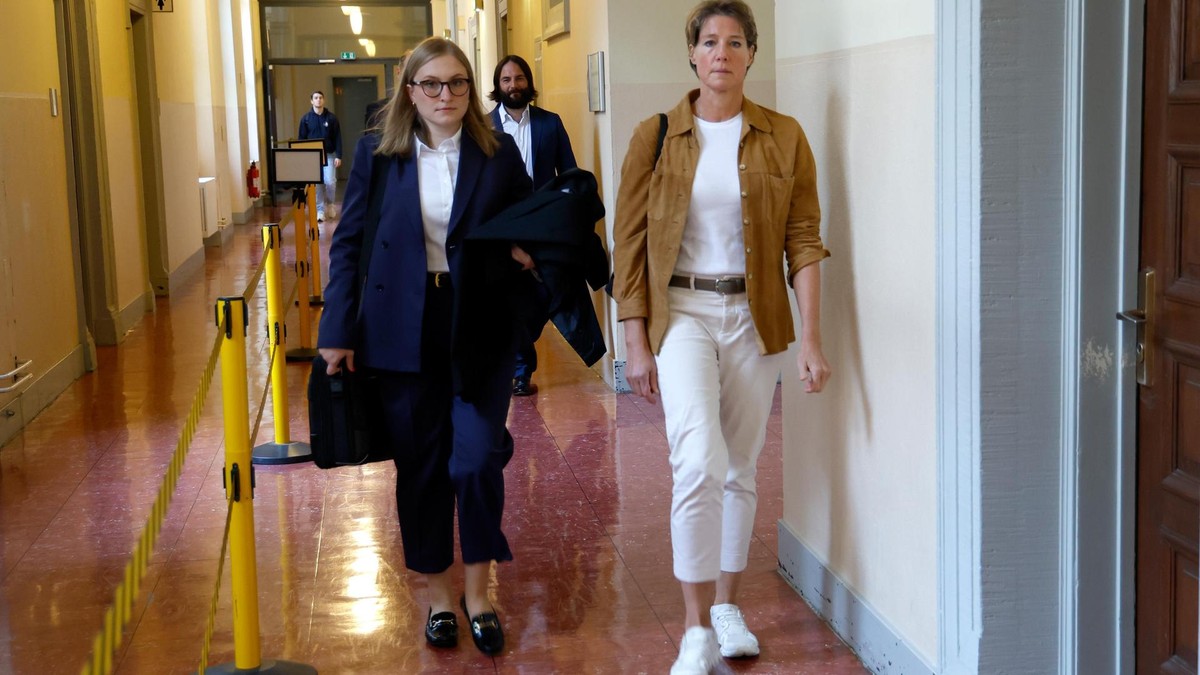 Christina Block geht mit ihren Anwälten den Flur des Gerichtsgebäudes entlang 