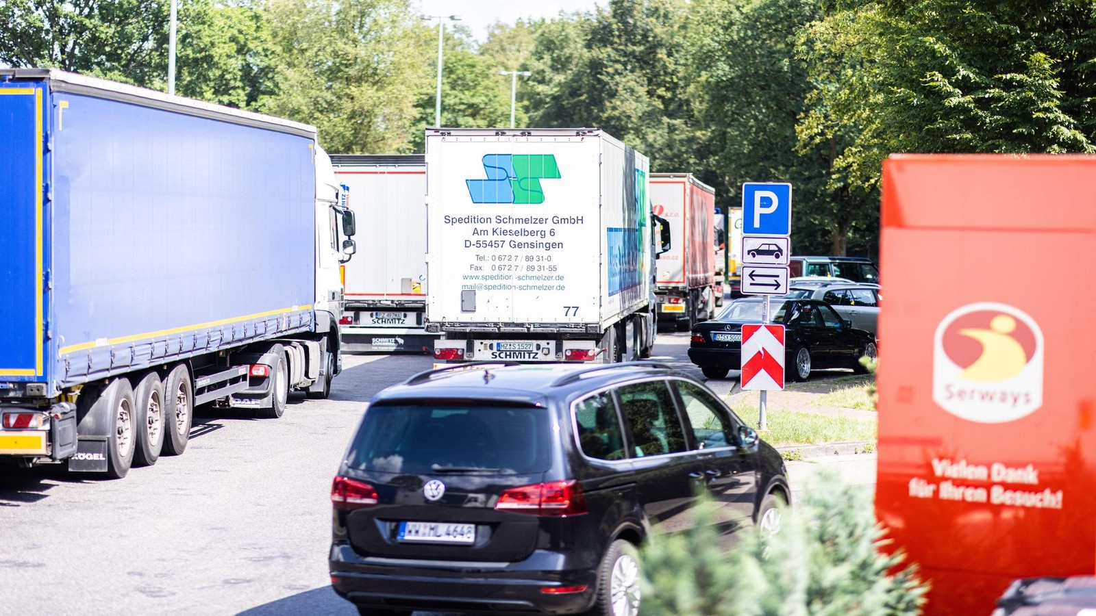 Frau-vergisst-Ehemann-an-Autobahn-Parkplatz-Falschparker-sammelt-fast-100-Haftbefehle-Die-kuriosesten-Meldungen-der-Polizei-2025-in-Th-ringen