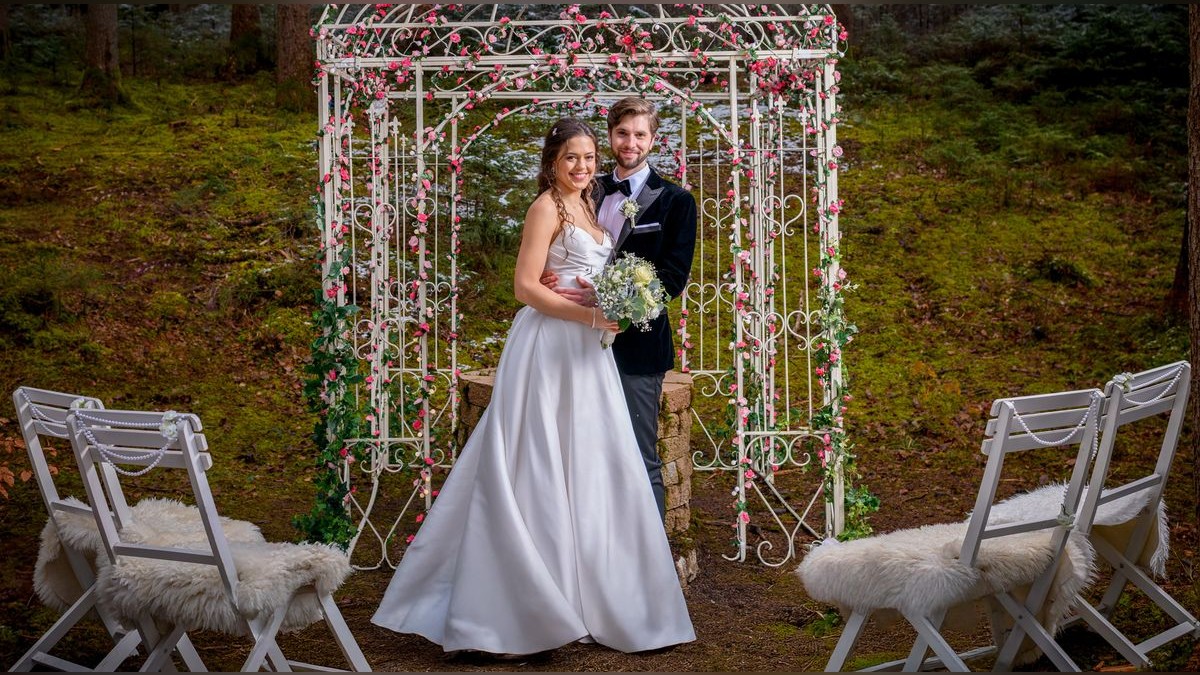 ARD PROGRAMMDIREKTION STURM DER LIEBE, montags bis freitags um 15.10 Uhr im Ersten Traumhochzeit nach spektakulärer Rettung und Start der neuen Staffel am 29. Oktober. Nach einer Staffel voller Spannung, dramatischer Entführung und emotionaler Höhepunkte finden Maxi (gespielt von Katharina Scheuba, l.) und Henry (gespielt von Elias Reichert, r.) endlich ihr wohlverdientes Glück vor dem Traualtar. © ARD/Christof Arnold, honorarfrei - Verwendung gemäß der AGB im engen inhaltlichen, redaktionellen Zusammenhang mit genannter ARD-Sendung und bei Nennung 