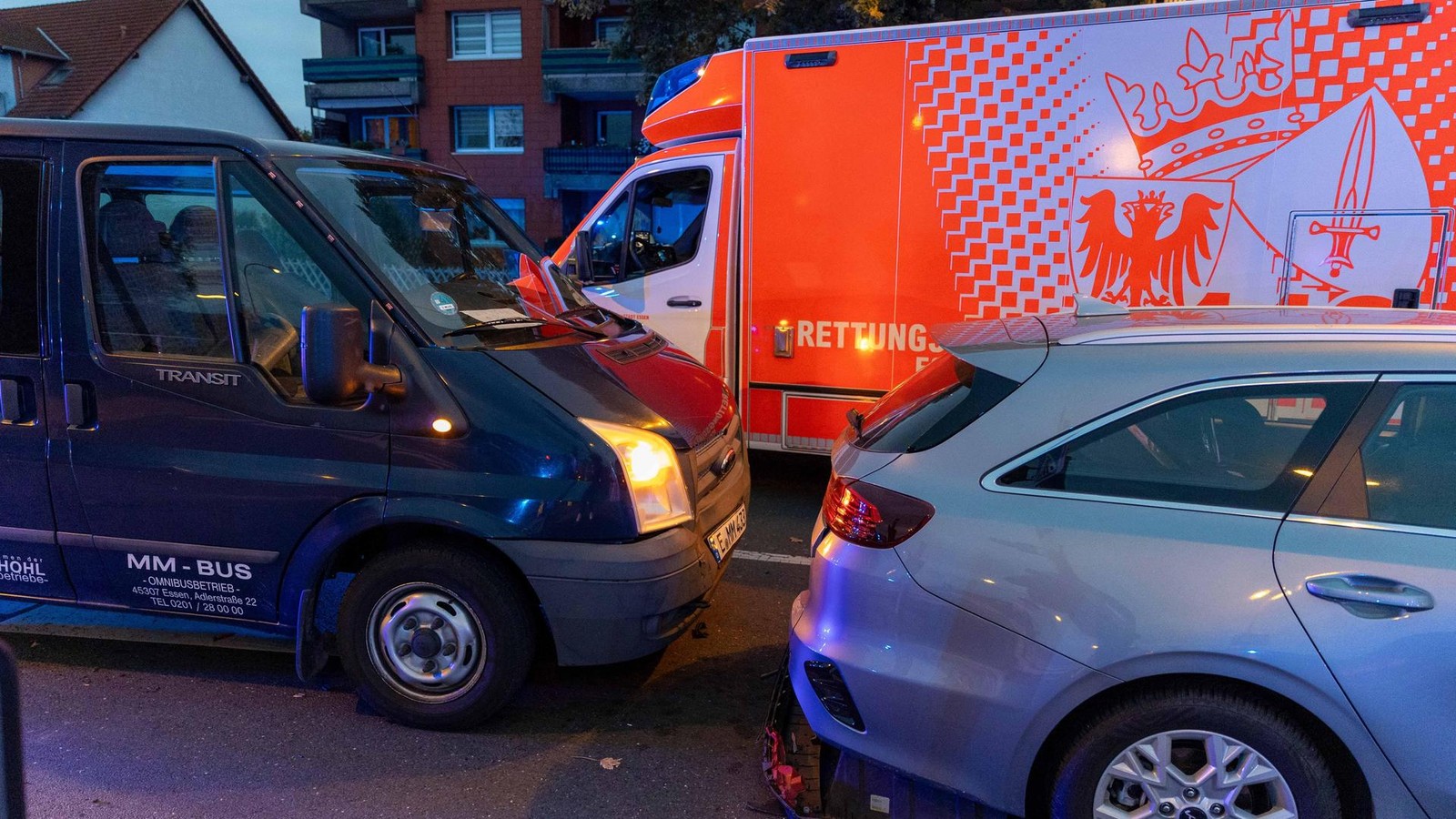 Auto-landet-nach-Auffahrunfall-in-Essen-im-Feld