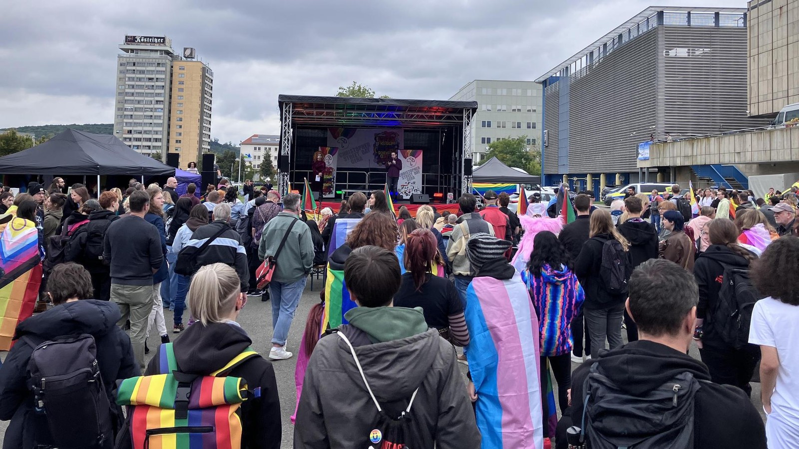 Schrille-Vielfalt-Regenbogenflagge-dominiert-vor-Kultur-und-Kongresszentrum-in-Gera