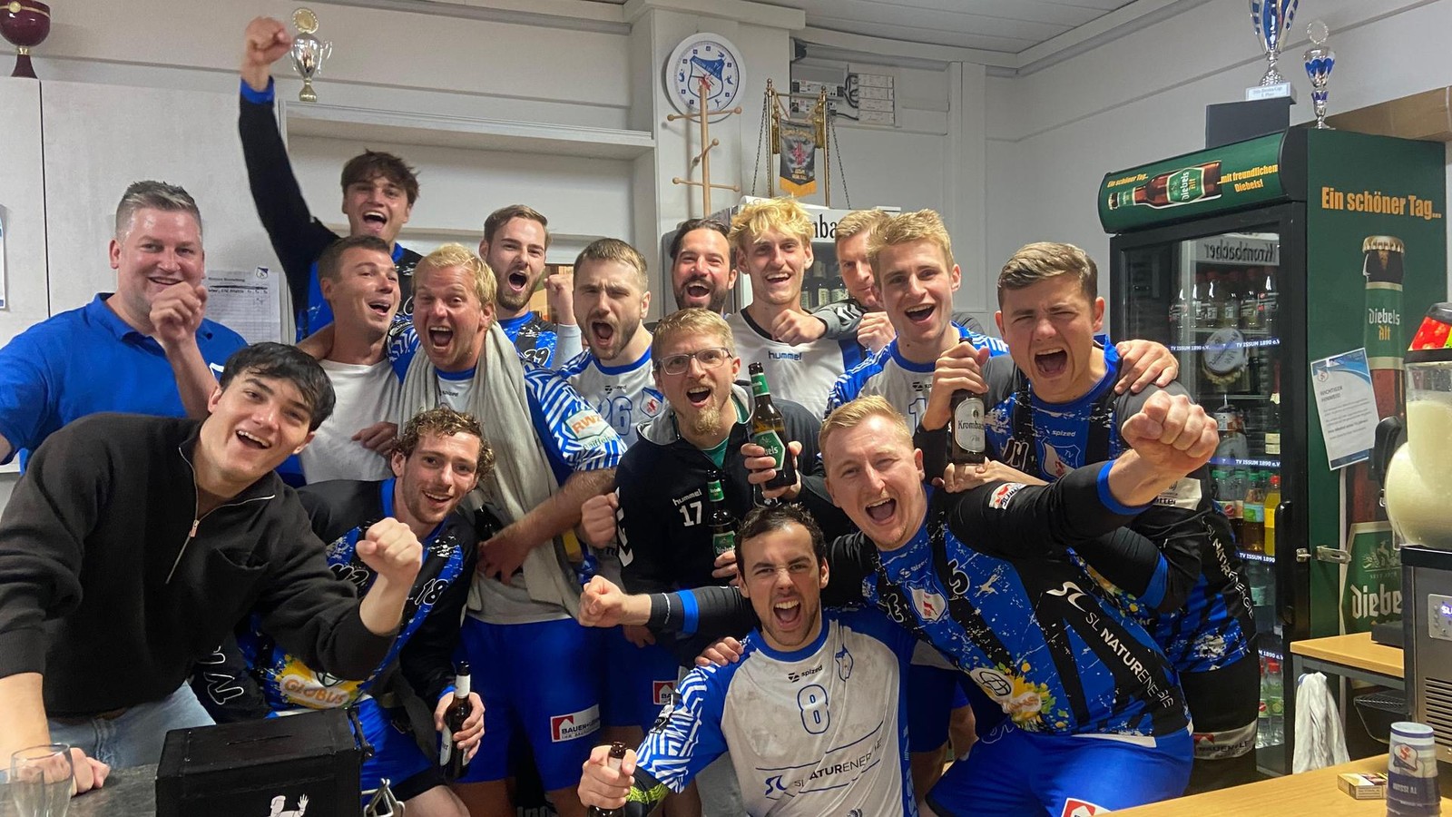Halle-ausverkauft-TV-Issum-gl-nzt-im-Derby-gegen-TuS-Lintfort