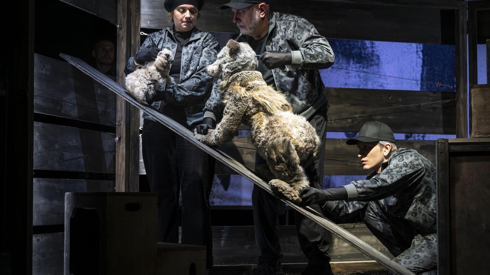Pavian-Prinzip-in-Erfurt-Am-Ende-sind-sie-im-Zoo-des-KZ-Buchenwald-alle-tot