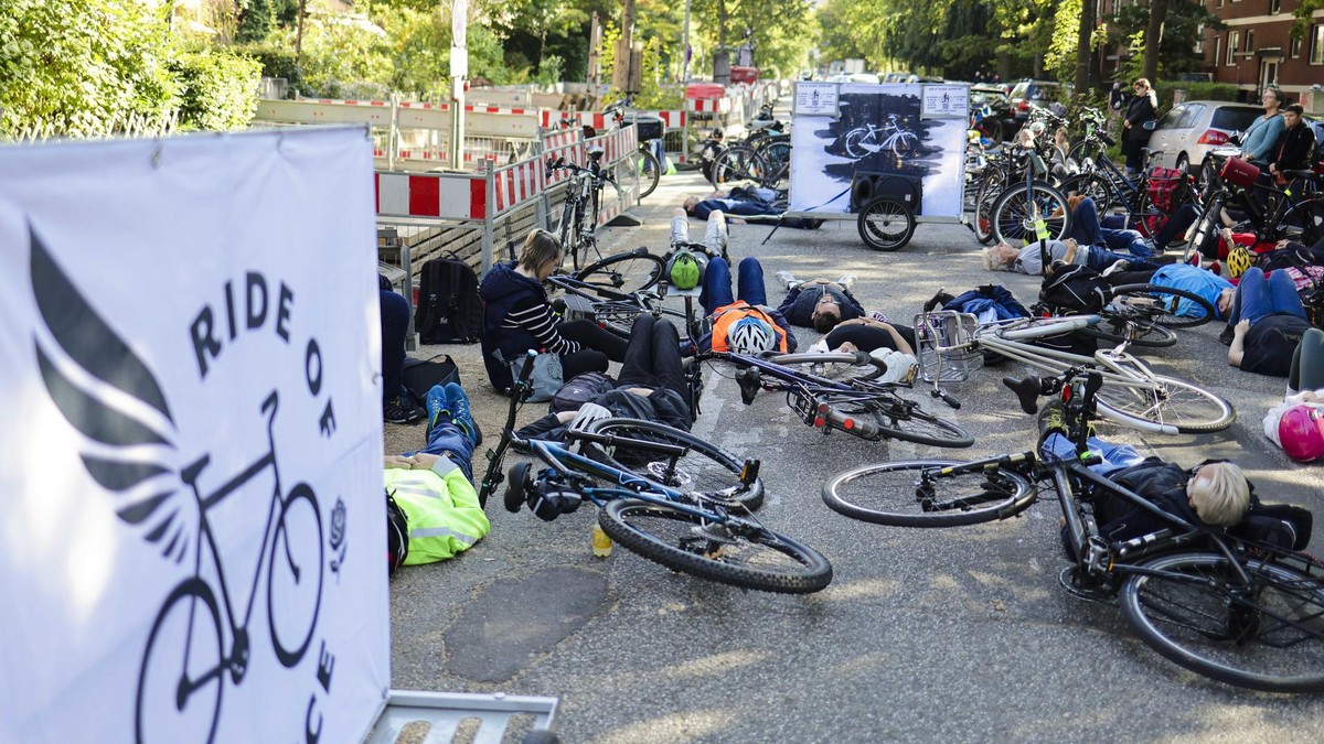 Mehrere Dutzend Menschen gedachten in Bahrenfeld mit einer Mahnwache des Fahrradfahrers, der hier offenbar durch einen unachtsamen Autofahrer getötet worden war. Mahnwache für tödlich verunfallten Radfahrer in Hamburg