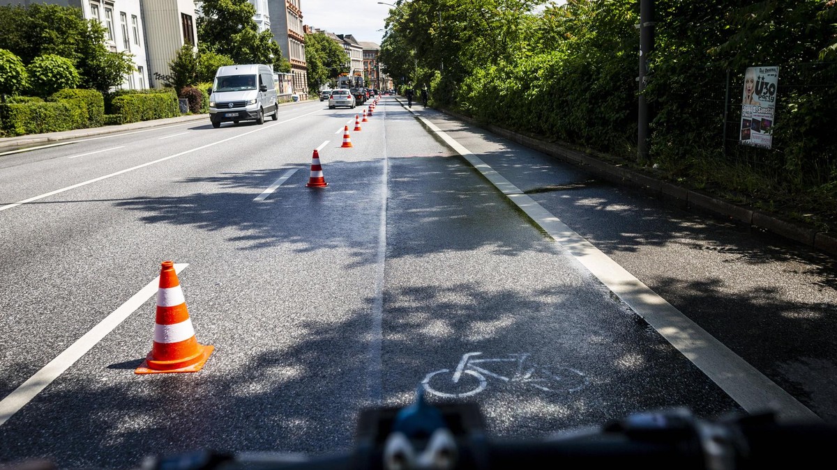 2020 hatte Greenpeace mit einem Pop-up-Radweg auf der Straße An der Verbindungsbahn für eine bessere Fahrradinfrastruktur geworben. Ein Pop-up Radweg in Hamburg auf der Straße An der Verbindungsbahn