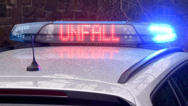 Verkehrsunfall in Wolfenbüttel: Auto landet im Graben – Sperrung