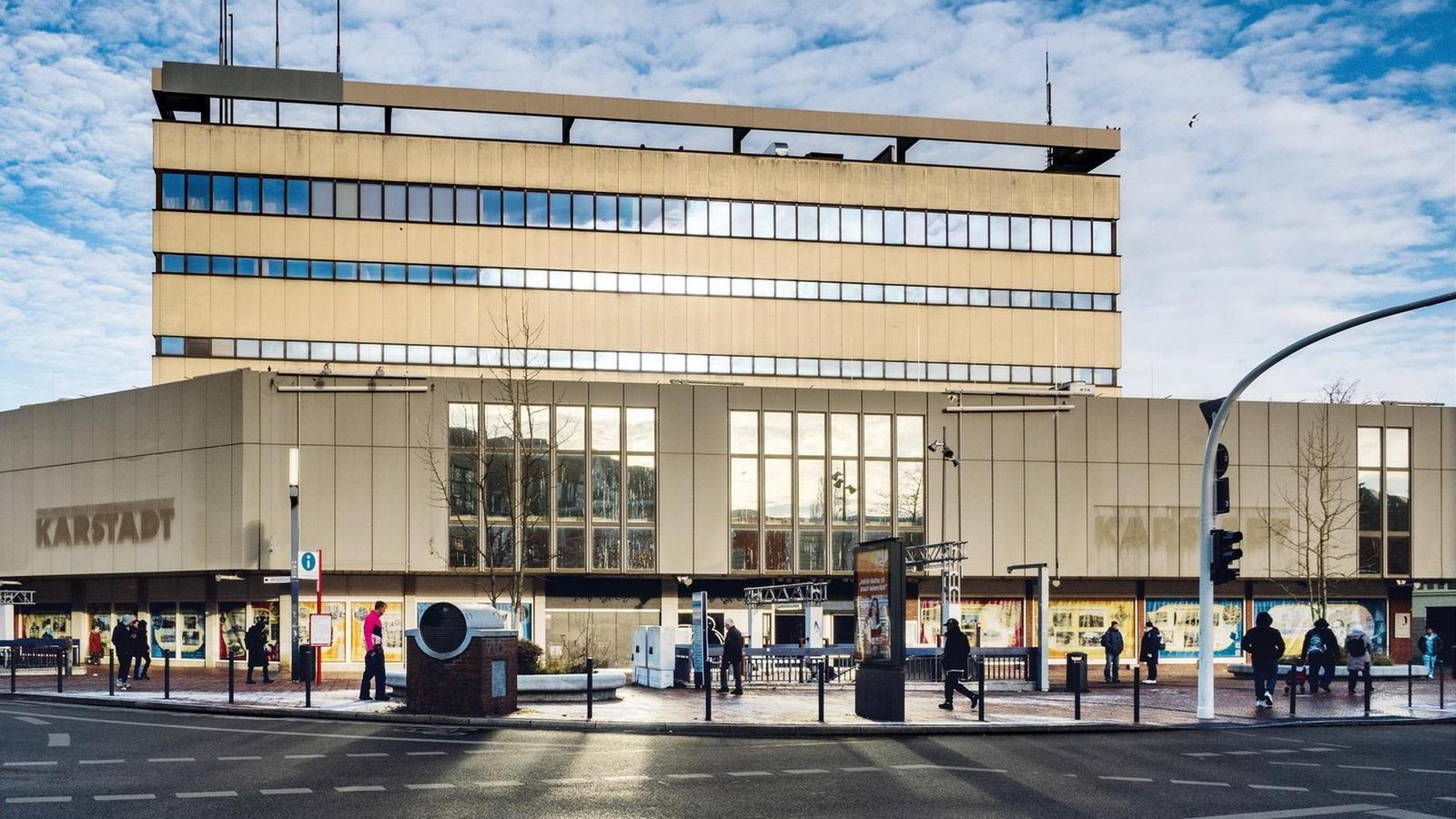 Karstadt-Harburg-K-nstler-sollen-vier-Etagen-mit-Leben-f-llen