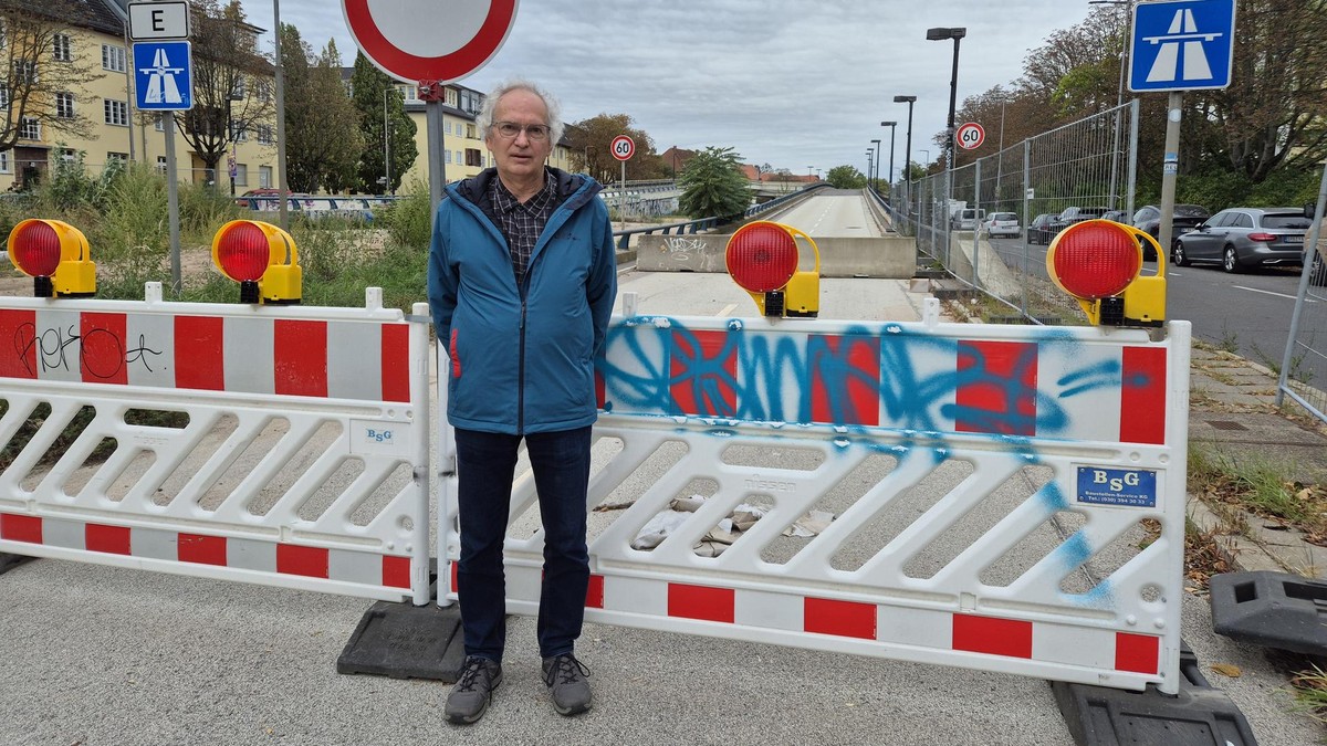Lutz Pietschker vor der Baustelle: Ein bisschen Asphalt wurde schon von einer Fahrbahn entfernt. Breitenbachplatz, Lutz Pietschker von der Initiative Breitenbachplatz, die ihre Arbeit beendet