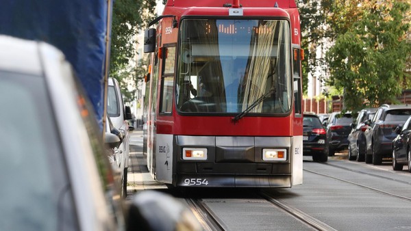 Attacke in Braunschweiger Straßenbahn – Mann schlägt Fahrgast gegen Kopf