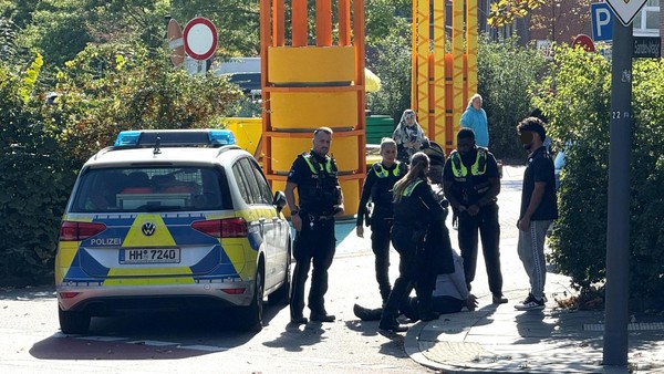 Seniorin (80) überfallen: Mutige Passanten halten Täter fest